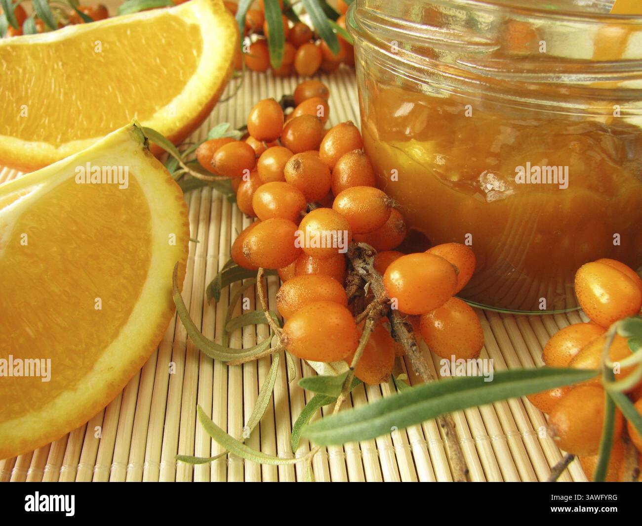 Marmellata con frutti di bosco e arance Foto Stock