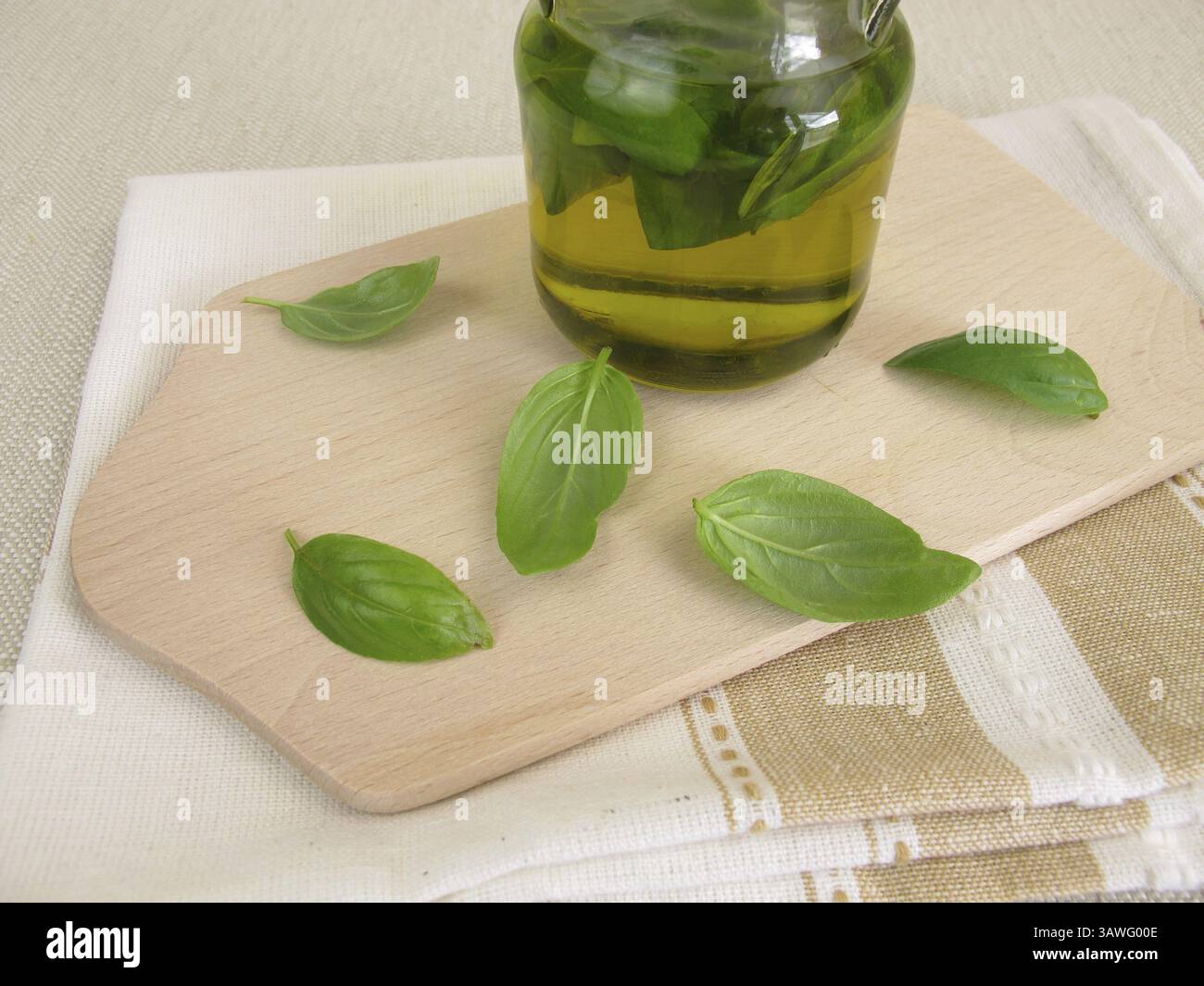 Olio di basilico fatto in casa Foto Stock