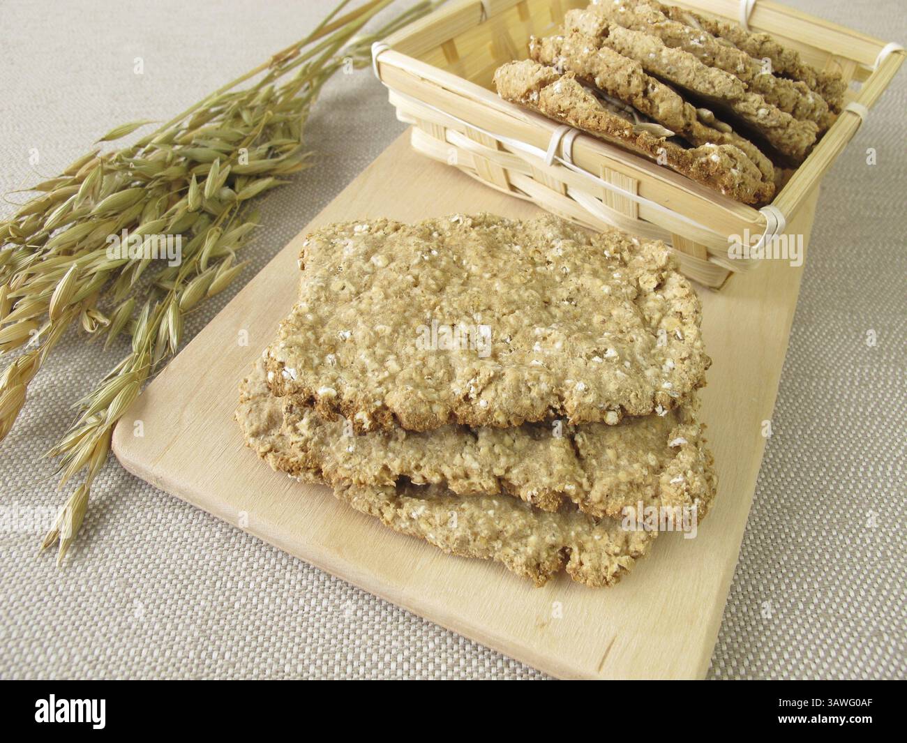 Pane croccante d'avena rotondo e quadrato Foto Stock