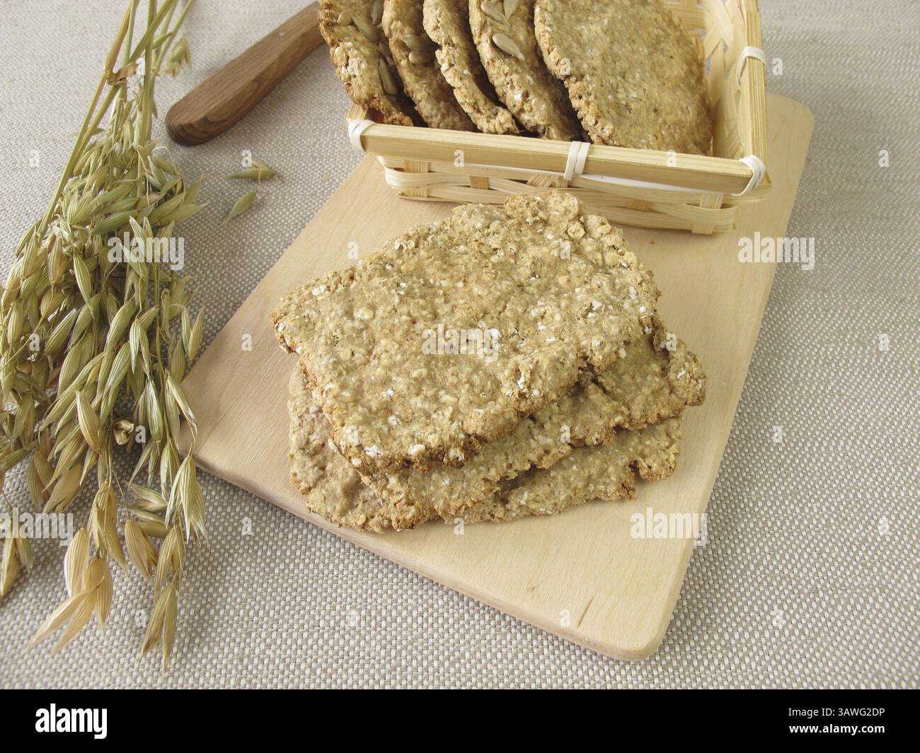 Pane croccante d'avena rotondo e quadrato Foto Stock