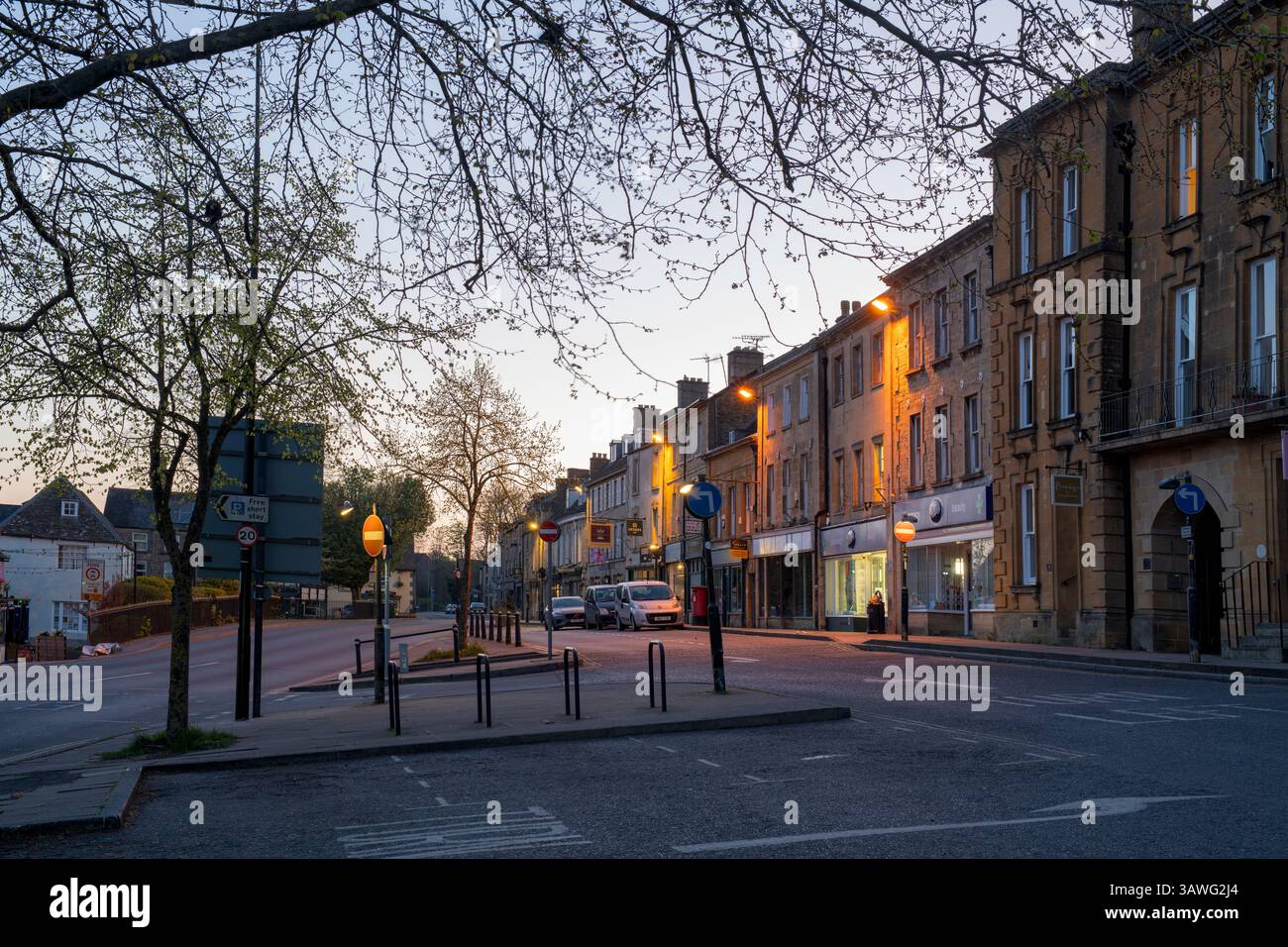 Dawn nella città del cotswold di Chipping Norton, Cotswolds, Oxfordshire, Inghilterra Foto Stock