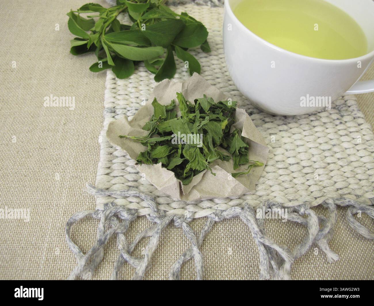 Tè all'erba medica a base di foglie di erba medica essiccate Foto Stock