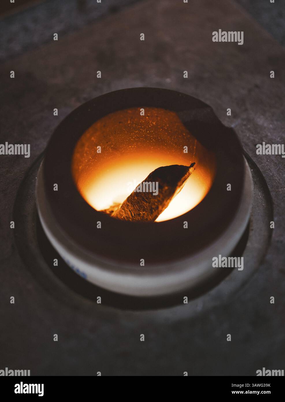 Immagine dettagliata di una caldaia a caldo rosso nella lavorazione dei metalli Foto Stock