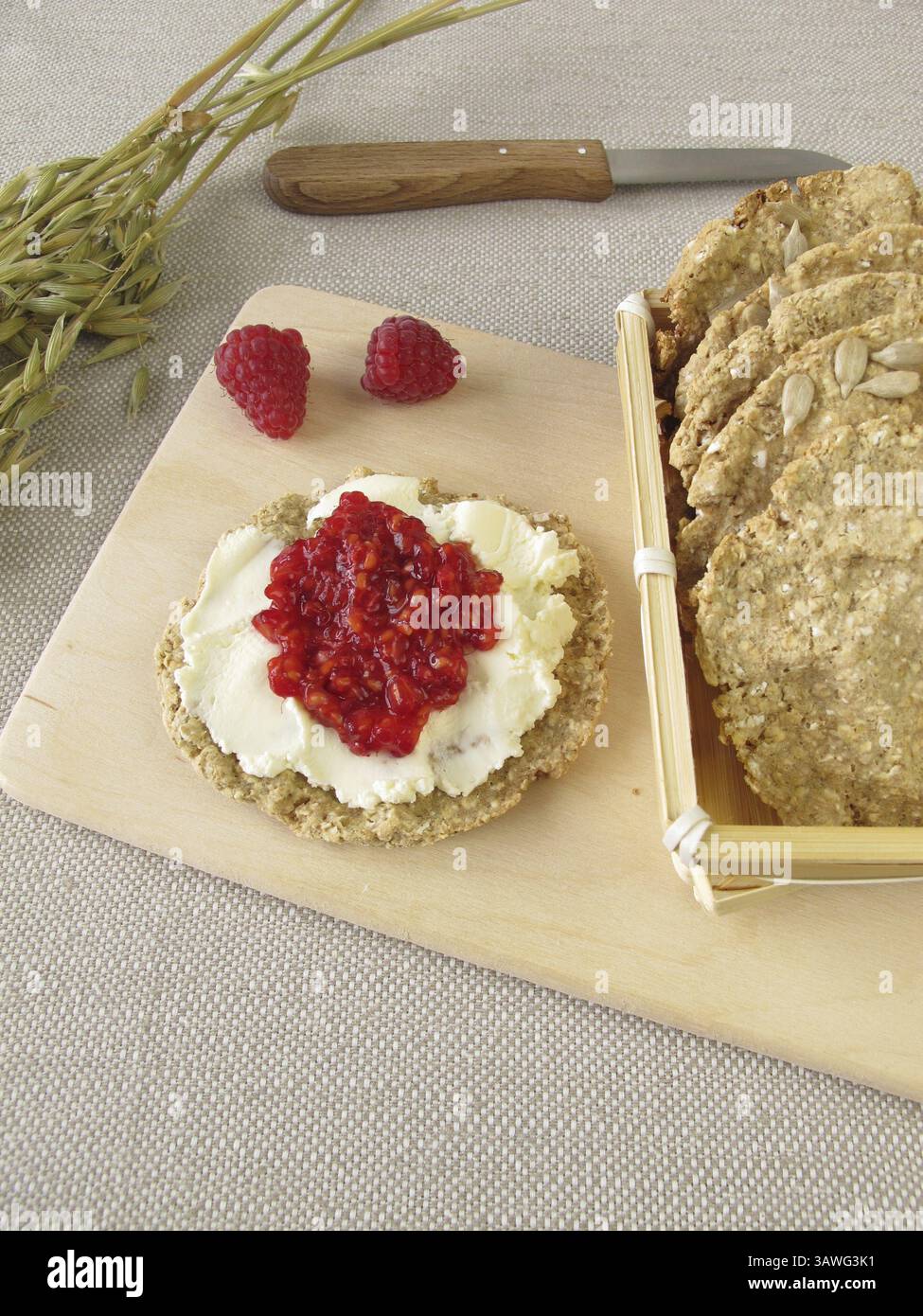 Pane croccante d'avena con crema di lamponi Foto Stock