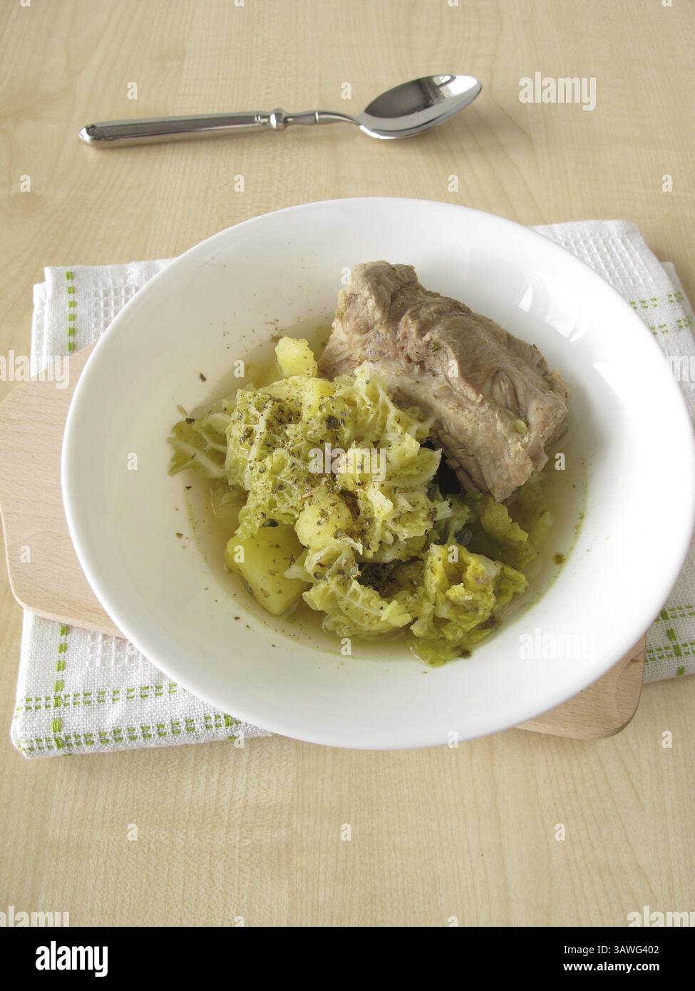 Stufato di cavolo Savoy con costolette Foto Stock