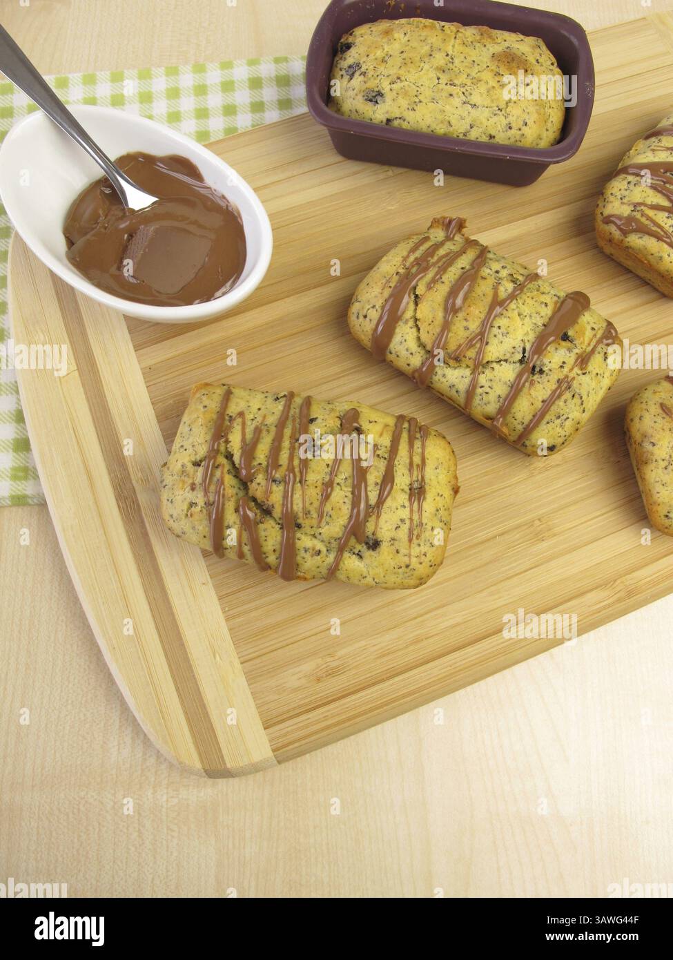 Piccola torta con semi di papavero e glassa di cioccolato Foto Stock
