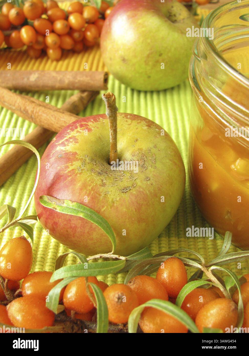 Frutta spalmata con spinoso marino, mela e cannella Foto Stock