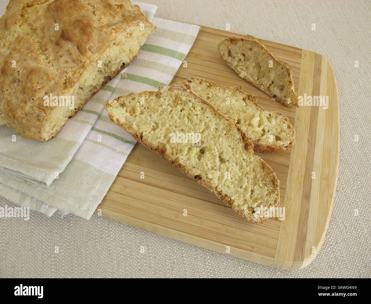 Pane soda fatto in casa e fette di pane Foto Stock