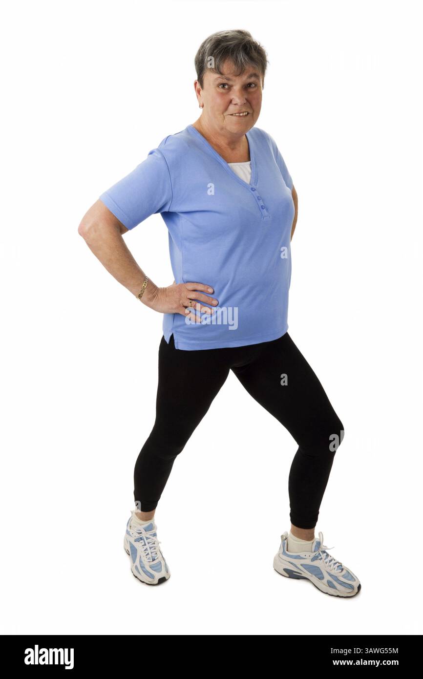 Seniorin macht Stretchinguebungen - donna anziana che fa esercizi di incisione Foto Stock