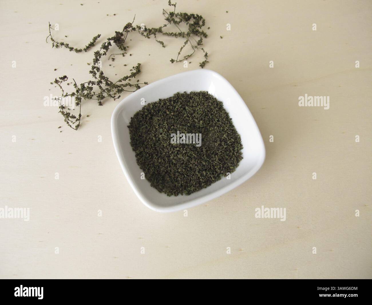 Semi di ortica essiccati con superfood, semi di ortica su un asse di legno Foto Stock