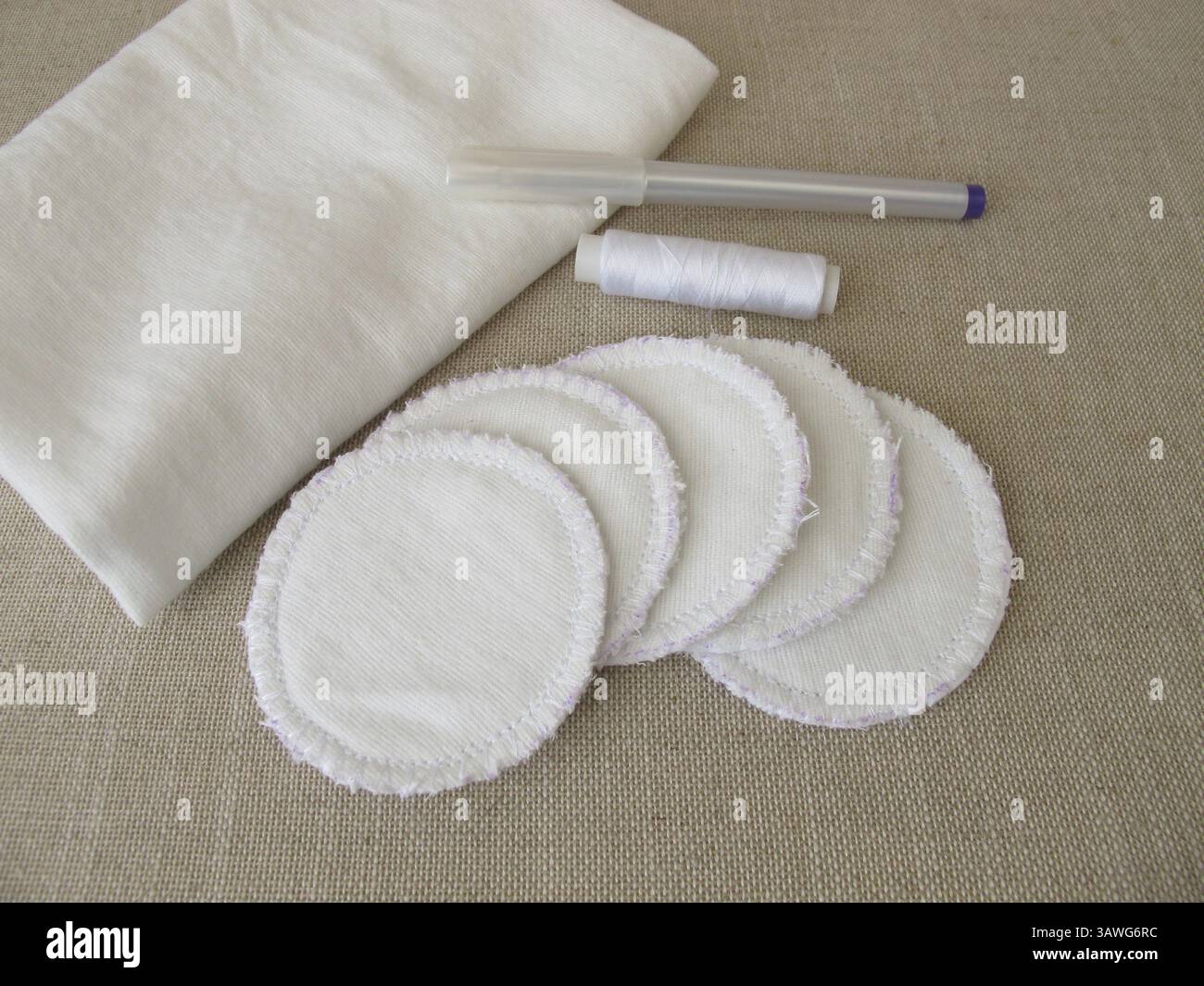 Bastoncini di cotone, riutilizzabili, autocuciti, lavabili - bastoncini per la rimozione del trucco in cotone Foto Stock