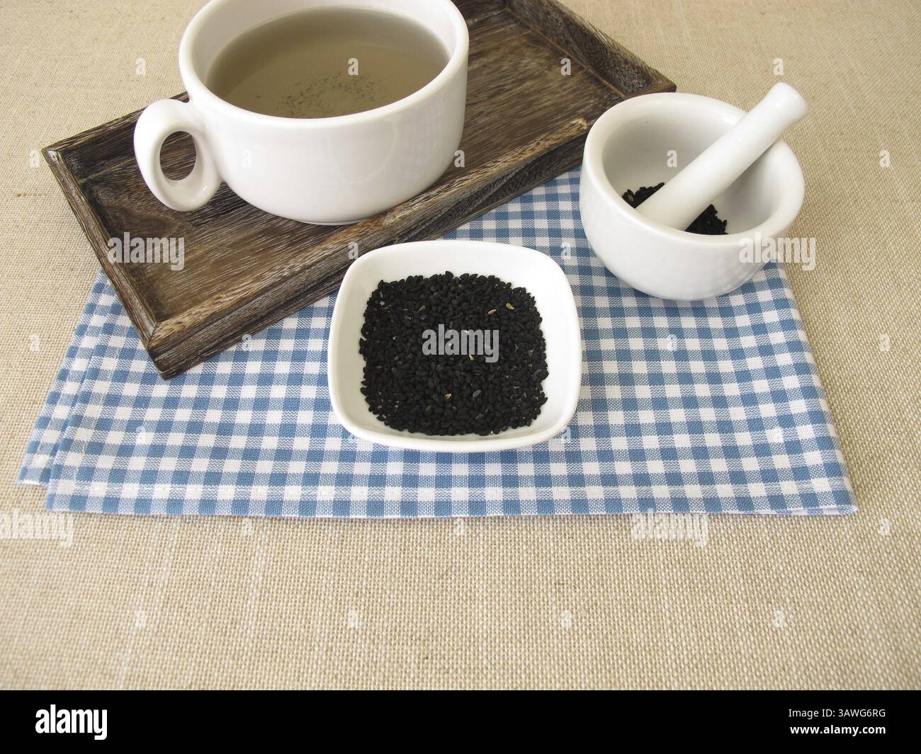 Una tazza di tè al cumino nero. Tè con cumino nero Foto Stock