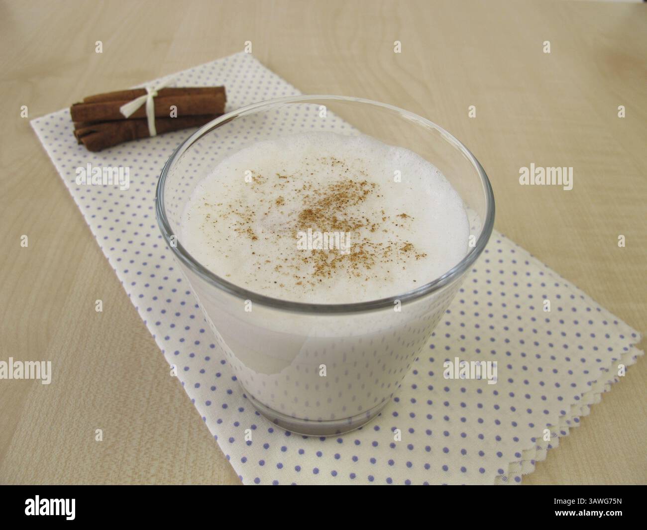 Latte alla cannella con schiuma di latte Foto Stock