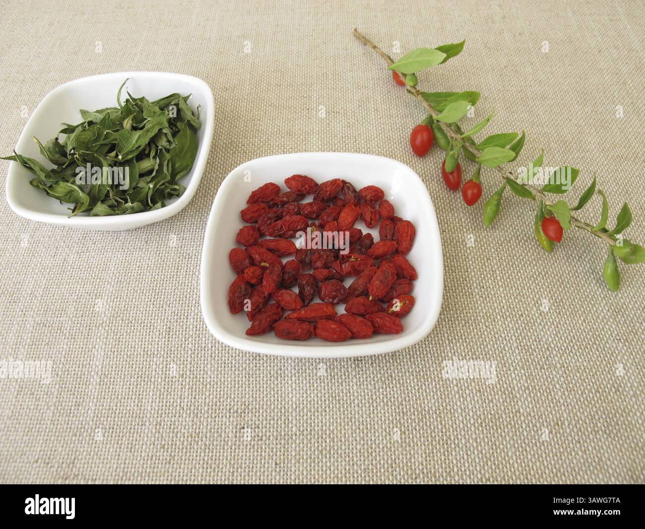Bacche di goji essiccate e foglie di goji Foto Stock
