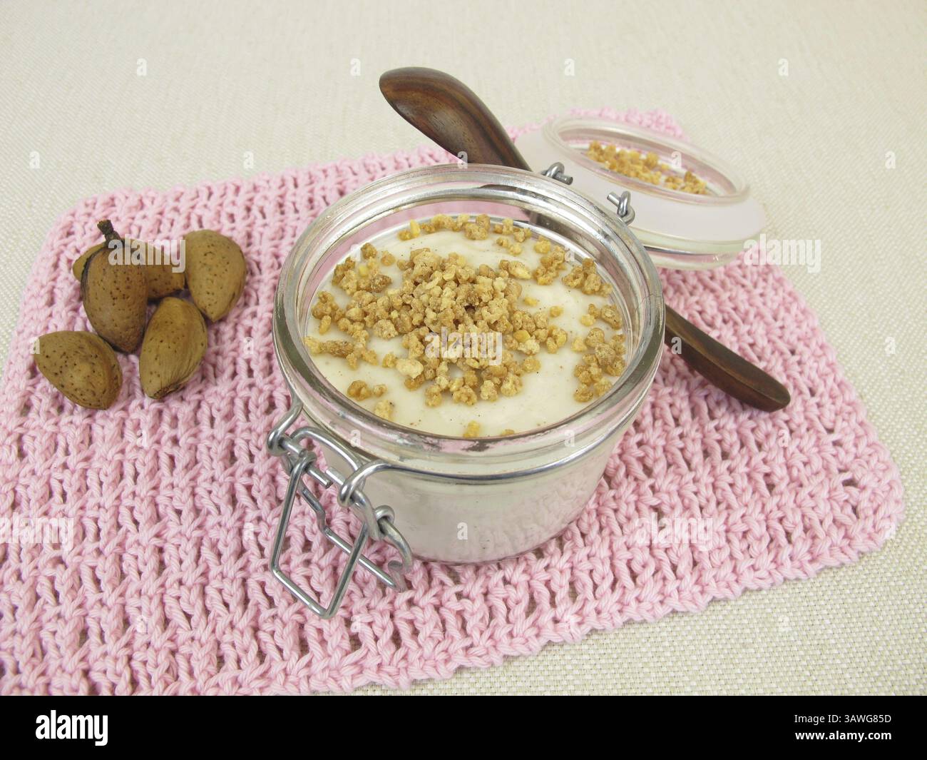 Budino al latte di mandorle con fragilità alle mandorle Foto Stock