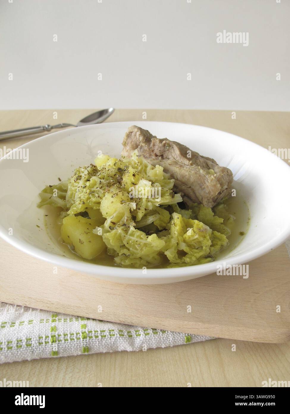 Stufato di cavolo Savoy con costolette Foto Stock