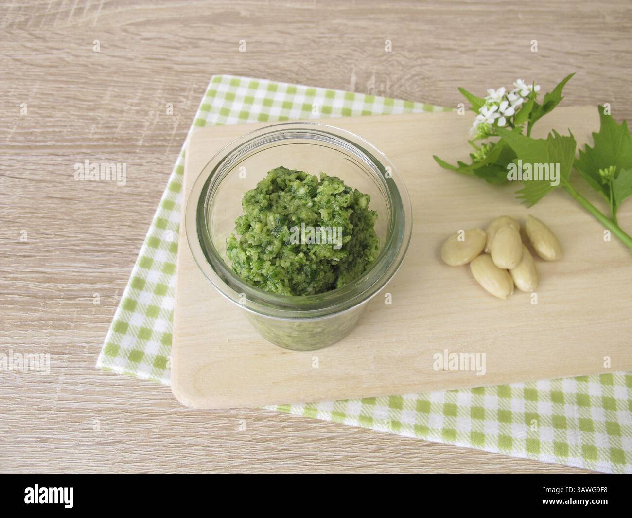 Pesto alle erbe selvatiche con rucola all'aglio fatto in casa e mandorle Foto Stock