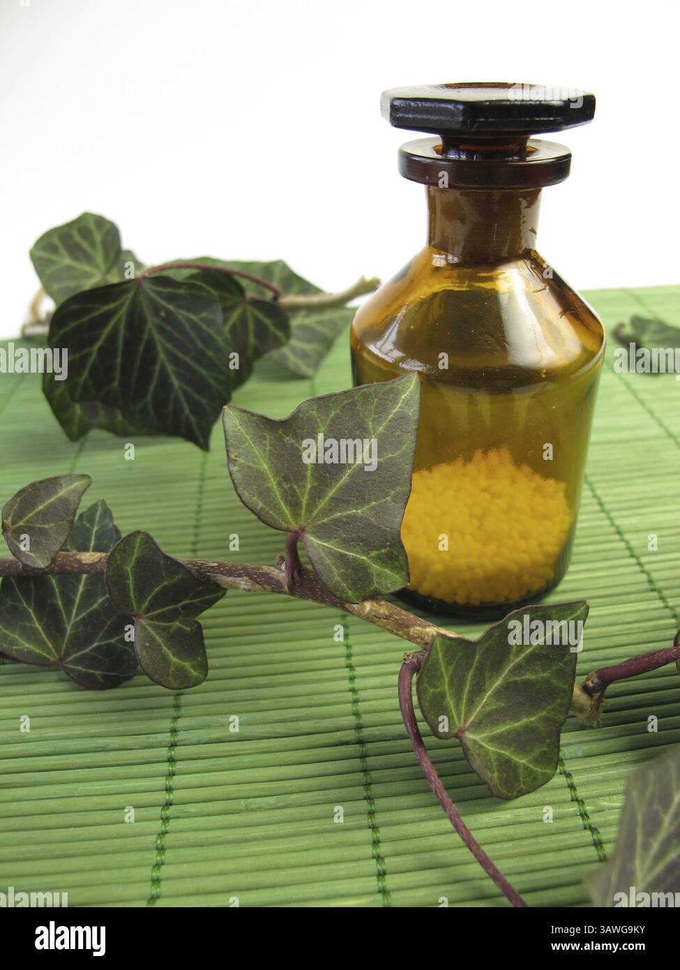 Globules omeopatici e edera Foto Stock