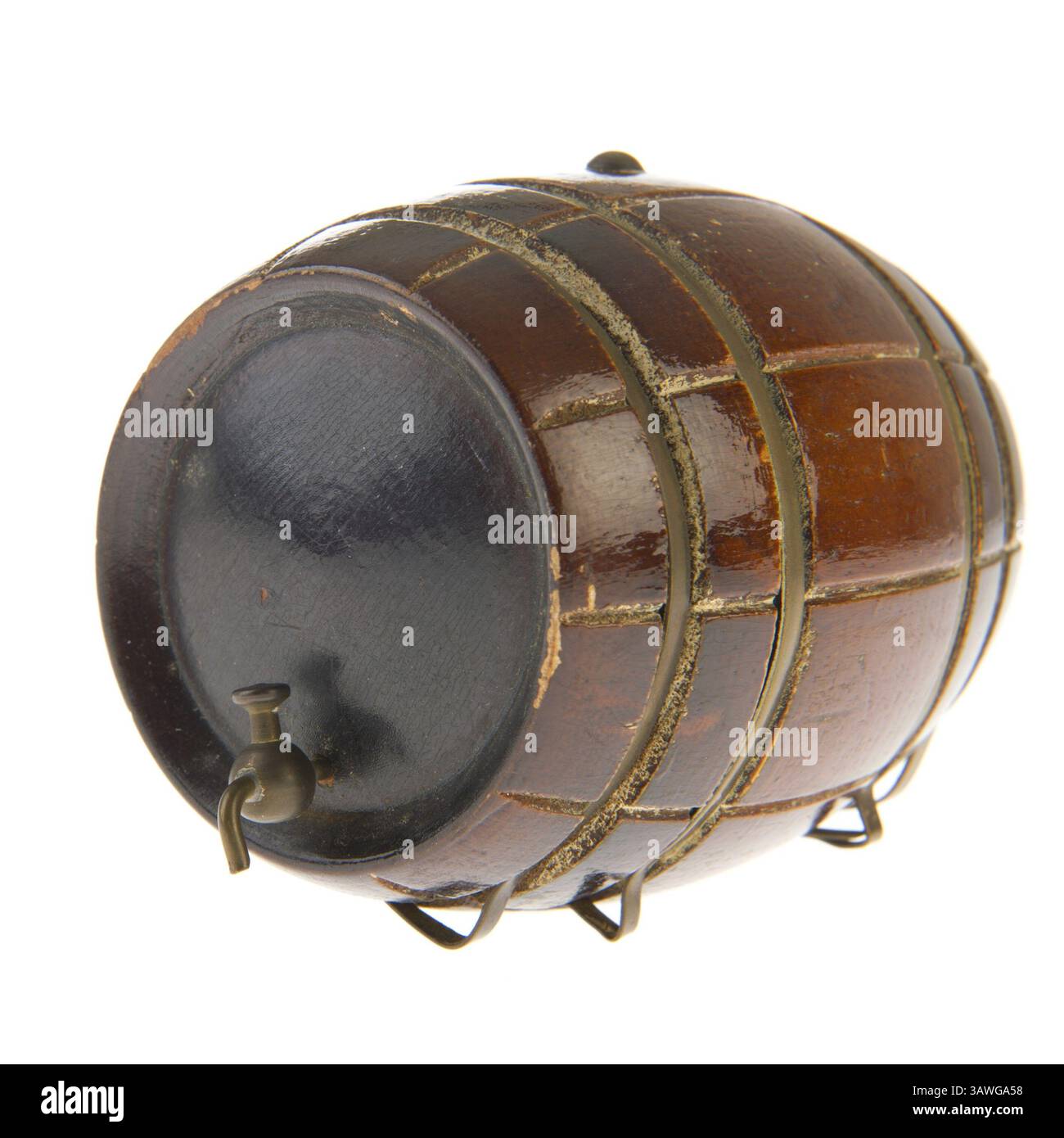 Vecchio barile di vino con rubinetto in rame isolato su sfondo bianco Foto Stock