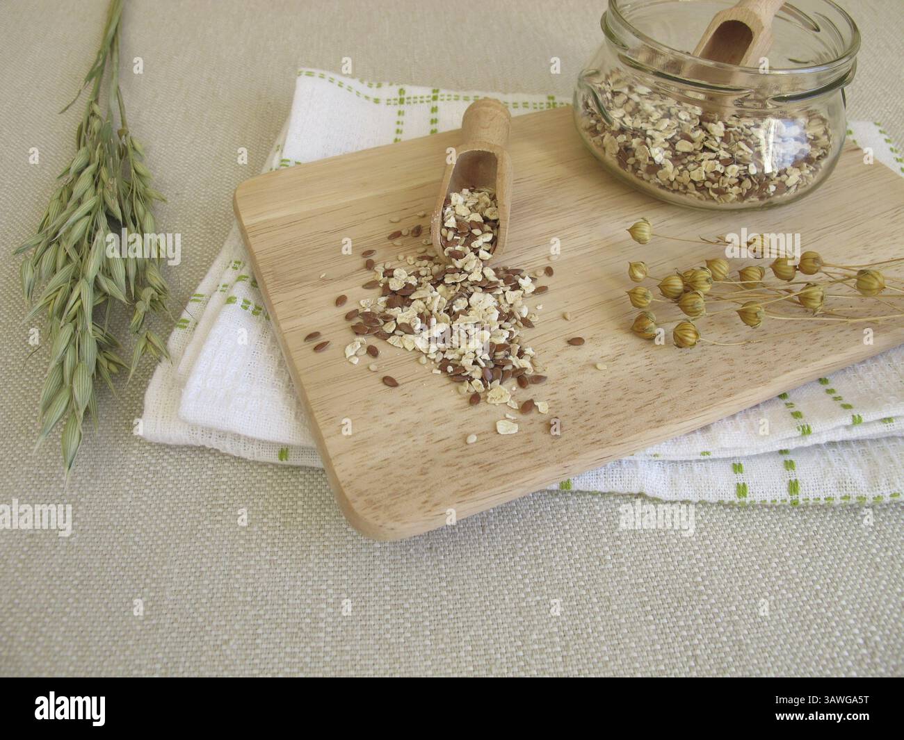 Mescolare i semi in un recipiente con fiocchi d'avena, semi di lino e semi di sesamo Foto Stock