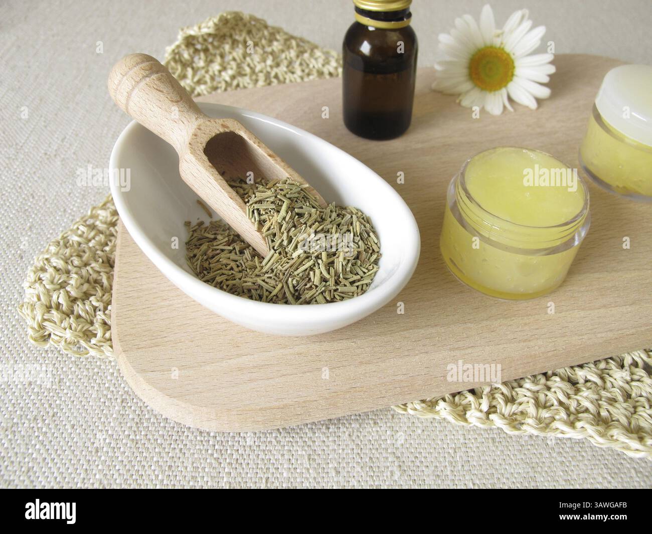 Repellente per insetti fatto in casa contro le zanzare con olio di rosmarino e olio di cocco Foto Stock