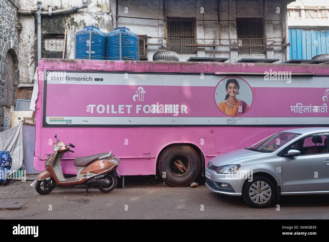 Una toilette mobile rosa con servizi igienici per donne parcheggiata fuori dalla stazione di Grant Road a Mumbai, India Foto Stock