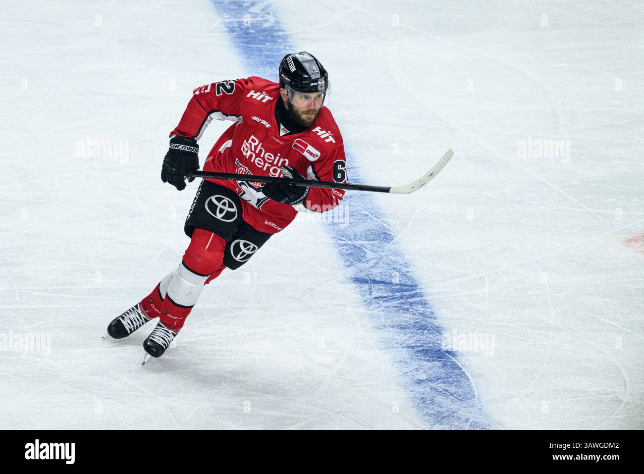 COLONIA, GERMANIA - 19 APRILE 2025: Parker Tuomie - la partita di hockey DEL KOELNER HAIE - EISBAEREN BERLIN alla Lanxess Arena. Per uso editoriale su Foto Stock