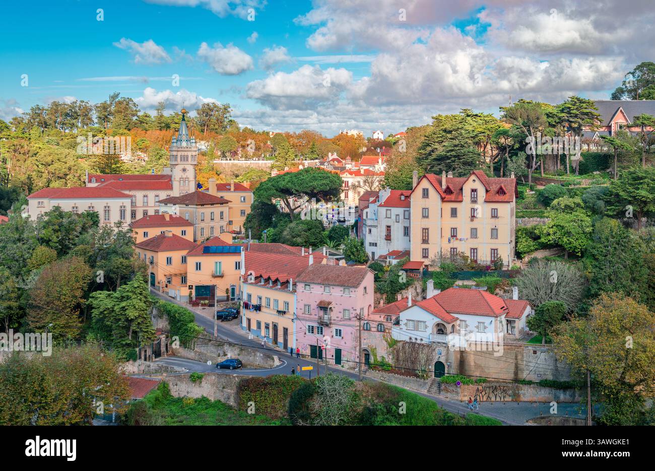 Sintra, Portuale - ottobre 27 2024: Parte del centro storico della città. Architettura romanticista del XIX secolo, tenute storiche e ville. Foto Stock