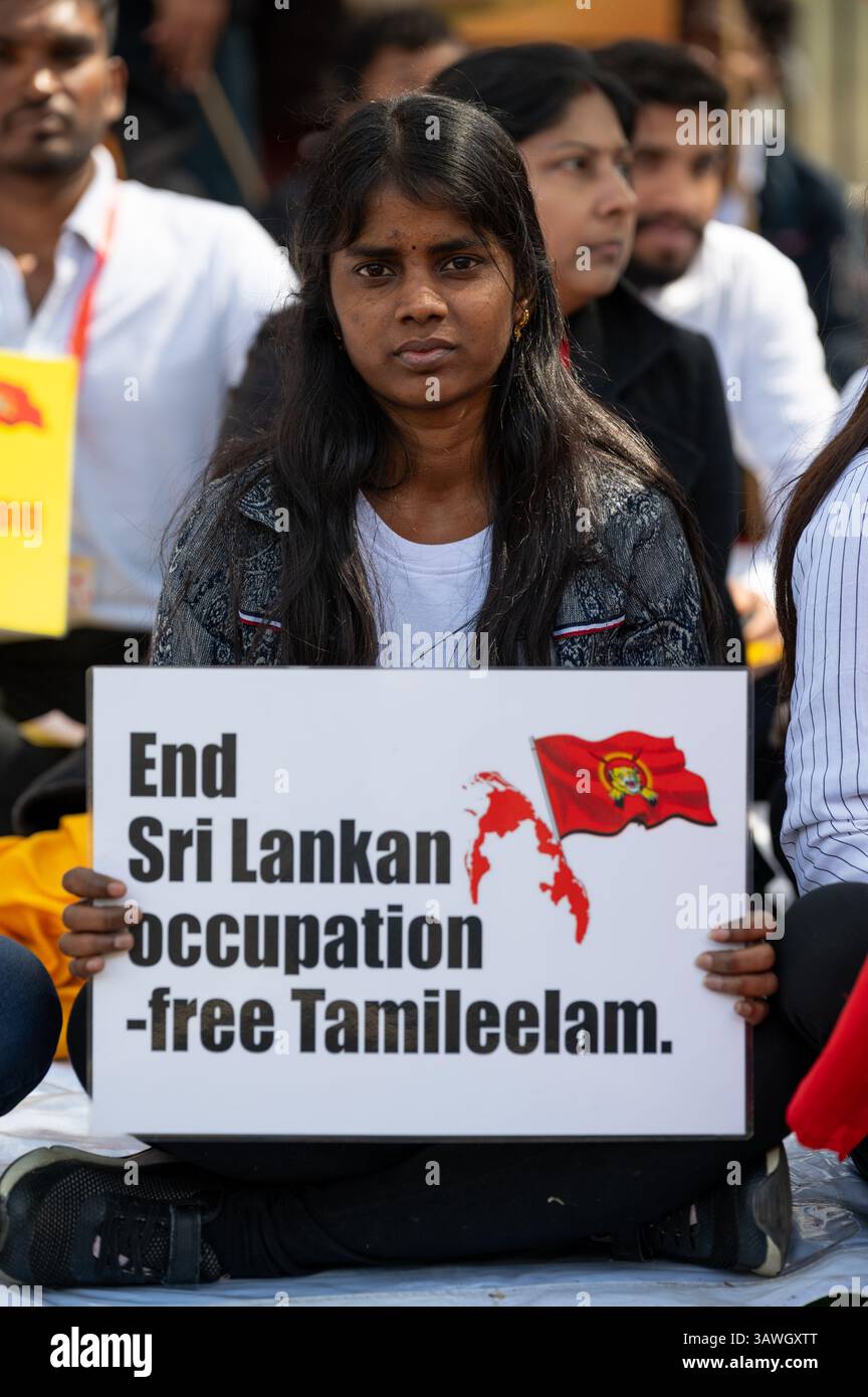 Londra, Regno Unito, 19 aprile 2025. Gli attivisti del "movimento per l'autodeterminazione del Tamil Eelam" si sono riuniti fuori Downing Street per commemorare il 37° anniversario della morte di Annai Poopathy, una donna tamil che ha intrapreso un digiuno fatale per protestare contro le atrocità commesse dalle forze indiane di mantenimento della pace (IPKF). Crediti: Andrea Domeniconi/Alamy Live News Foto Stock