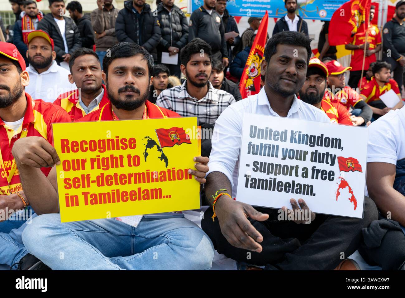 Londra, Regno Unito, 19 aprile 2025. Gli attivisti del "movimento per l'autodeterminazione del Tamil Eelam" si sono riuniti fuori Downing Street per commemorare il 37° anniversario della morte di Annai Poopathy, una donna tamil che ha intrapreso un digiuno fatale per protestare contro le atrocità commesse dalle forze indiane di mantenimento della pace (IPKF). Crediti: Andrea Domeniconi/Alamy Live News Foto Stock