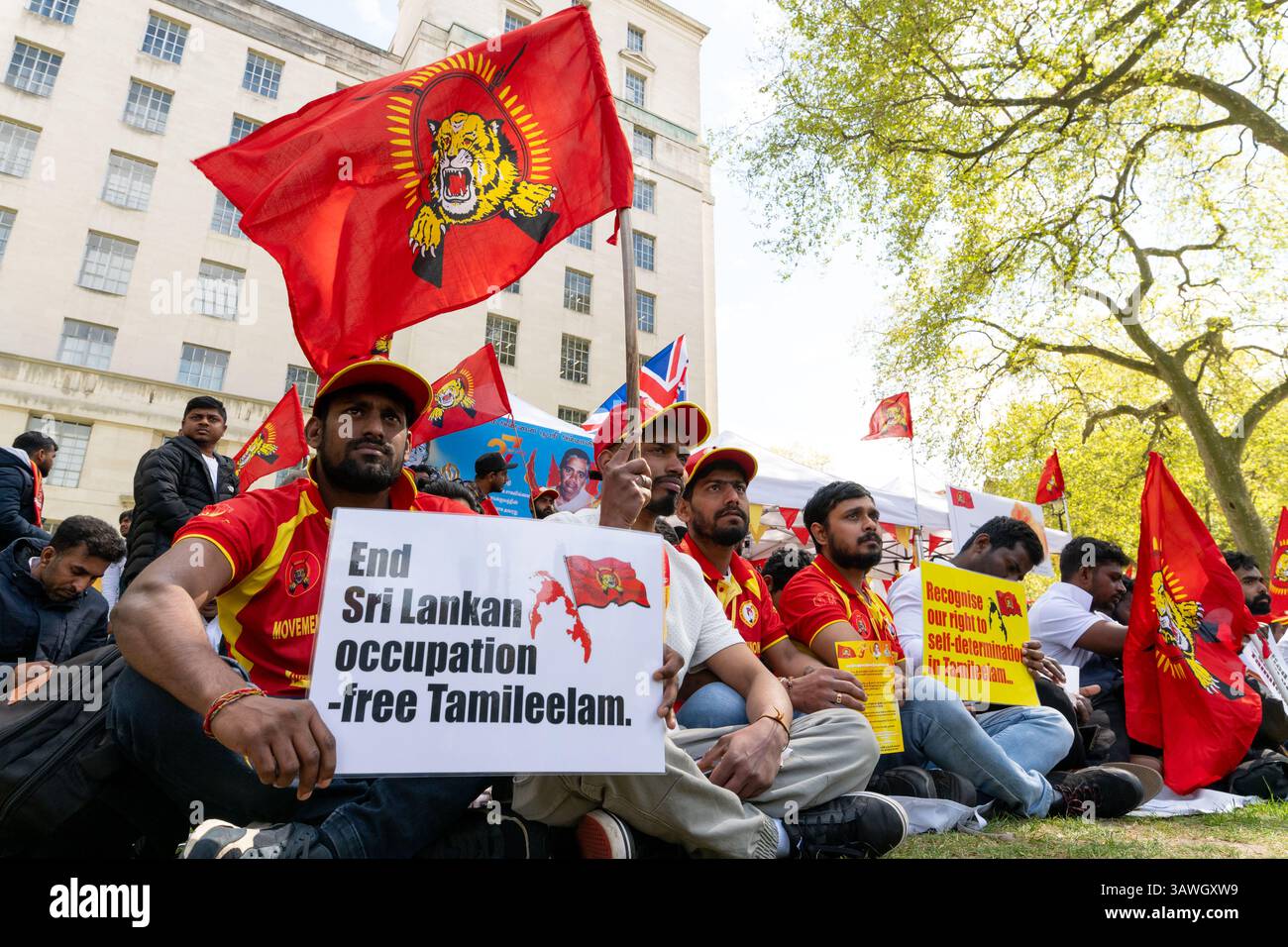 Londra, Regno Unito, 19 aprile 2025. Gli attivisti del "movimento per l'autodeterminazione del Tamil Eelam" si sono riuniti fuori Downing Street per commemorare il 37° anniversario della morte di Annai Poopathy, una donna tamil che ha intrapreso un digiuno fatale per protestare contro le atrocità commesse dalle forze indiane di mantenimento della pace (IPKF). Crediti: Andrea Domeniconi/Alamy Live News Foto Stock