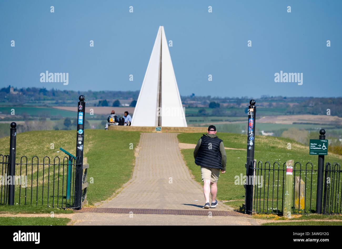 La piramide leggera di Milton Keynes. Questa opera d'arte pubblica si trova in cima al tumulo o belvedere, il punto più alto del parco, dove funge da faro per chilometri intorno. È stato acceso per la prima volta per il Giubileo di Diamante della Regina ElizabethÕs nel 2012 ed è ancora utilizzato per commemorare eventi speciali locali e nazionali. Fondata negli anni '1960, Milton Keynes nel Buckinghamshire era una delle "nuove città" del Regno Unito di quell'epoca. Spesso deriso per la sua architettura moderna, la miriade di rotatorie e le famigerate mucche di cemento, è in realtà un posto piuttosto bello da vivere, pieno di parchi, passeggiate, canali e corsi d'acqua. Foto Stock