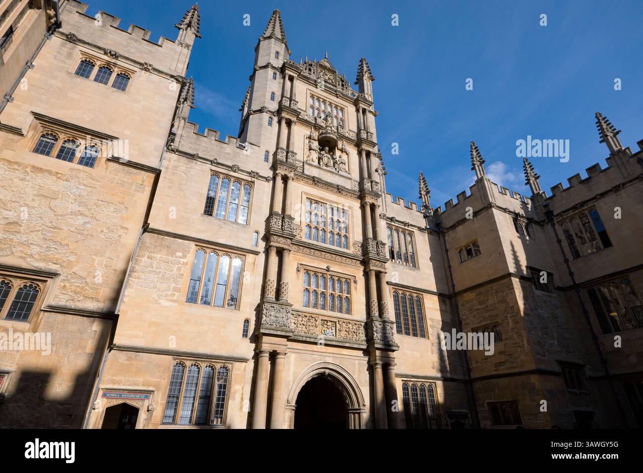 La Bodleian Library, Oxford, in una bella mattinata di primavera. Qui vedremo uno degli edifici piu' famosi nel cuore di Oxford, la famosissima Biblioteca Bodleiana dell'Universita' di Oxford. Risalente, in parte, al XIV secolo, è uno dei più antichi centri di studio e di formazione in Europa. Con oltre 12 milioni di oggetti, è la seconda biblioteca più grande in Gran Bretagna dopo la British Library. Foto Stock