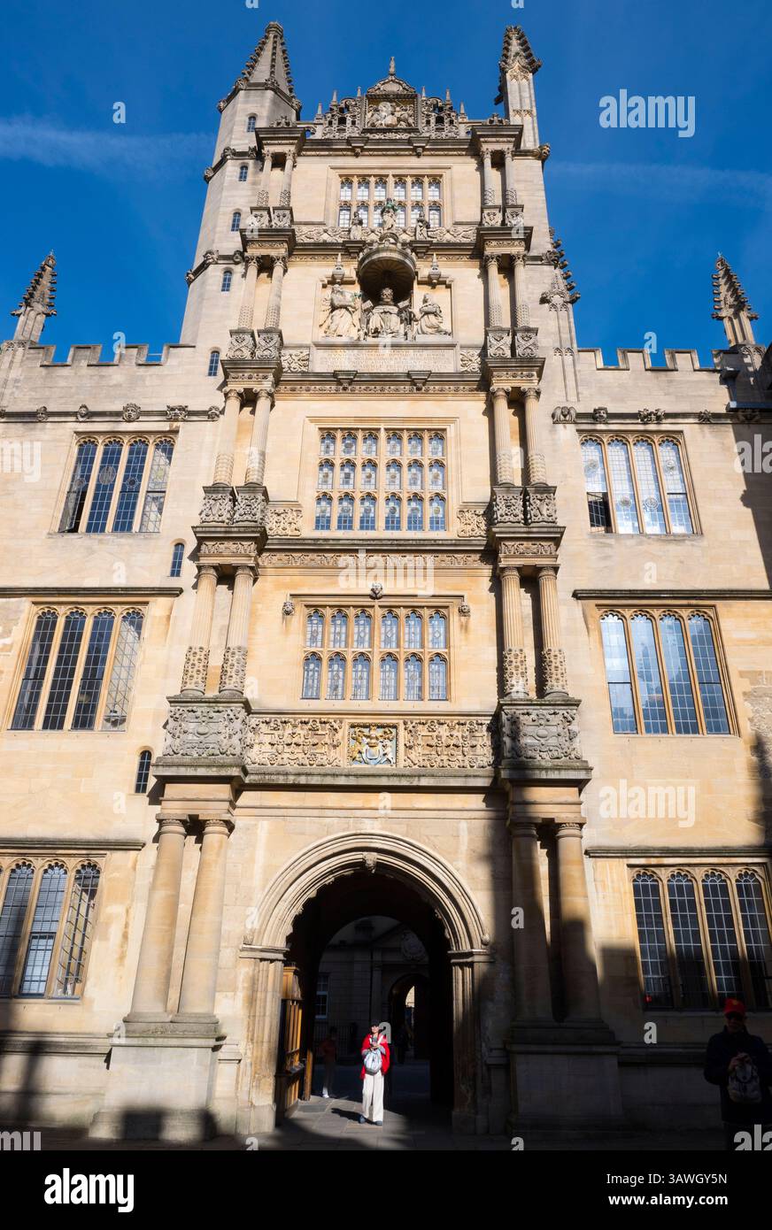La Bodleian Library, Oxford, in una bella mattinata di primavera. Qui vedremo uno degli edifici piu' famosi nel cuore di Oxford, la famosissima Biblioteca Bodleiana dell'Universita' di Oxford. Risalente, in parte, al XIV secolo, è uno dei più antichi centri di studio e di formazione in Europa. Con oltre 12 milioni di oggetti, è la seconda biblioteca più grande in Gran Bretagna dopo la British Library. Foto Stock
