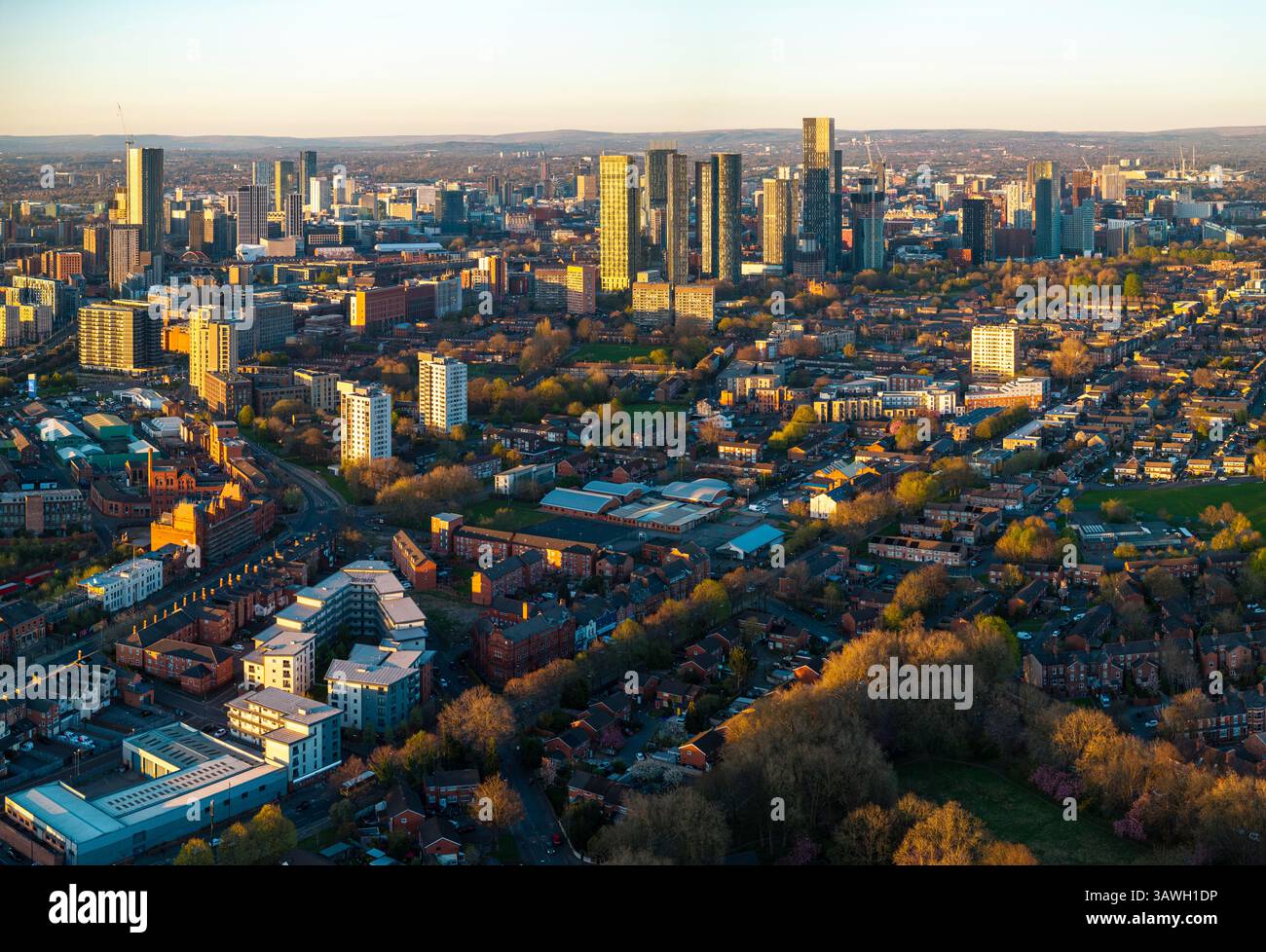 Immagine aerea del paesaggio urbano di Manchester al tramonto Foto Stock