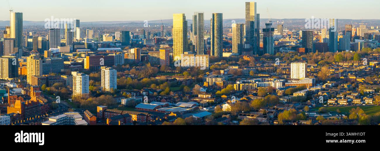 Immagine aerea del paesaggio urbano di Manchester al tramonto Foto Stock