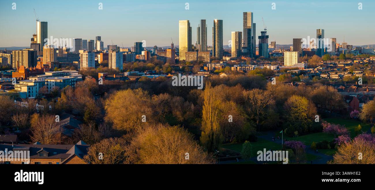 Immagine aerea panoramica dello skyline di Manchester dalla vecchia Trafford. Foto Stock