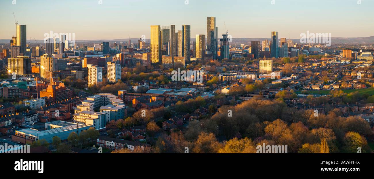 Immagine aerea panoramica dello skyline di Manchester dalla vecchia Trafford. Foto Stock