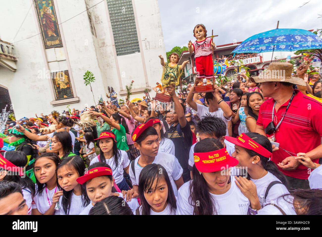 Immagini del sto. I Niño sono cresciuti in alto sopra un mare di devoti durante il vivace e vivace Festival ATI-ATI ad Aklan, Filippine Foto Stock