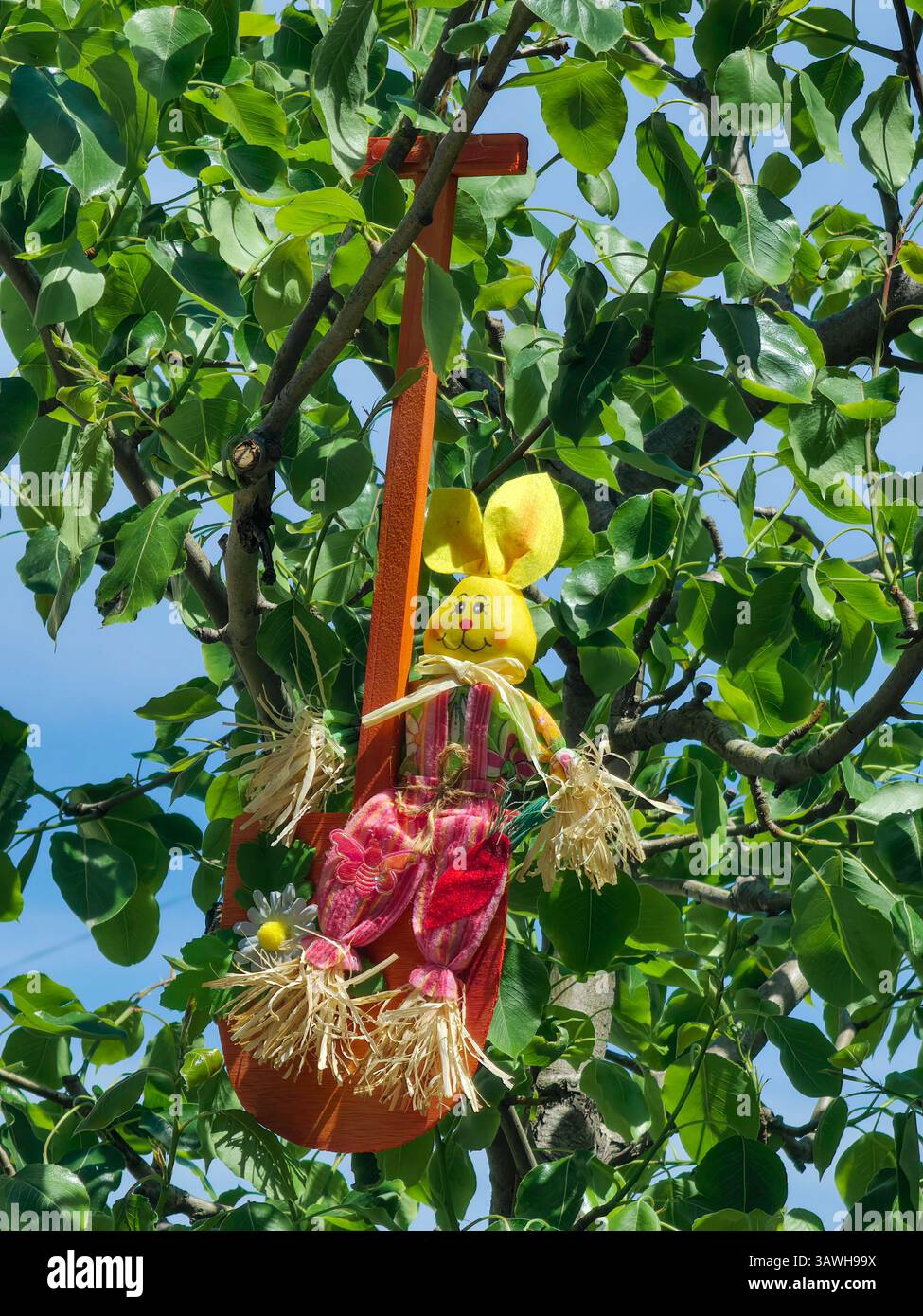Yellow Bunny Hanging: Decorazione dell'albero di Pasqua Foto Stock