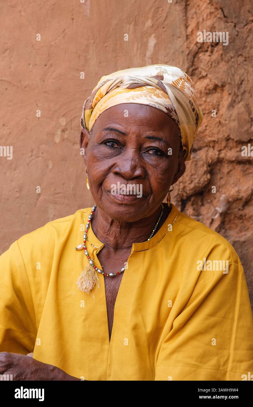 Ghana, Mognori. Donna di mezza età, una produttrice di burro di karité del villaggio. Foto Stock