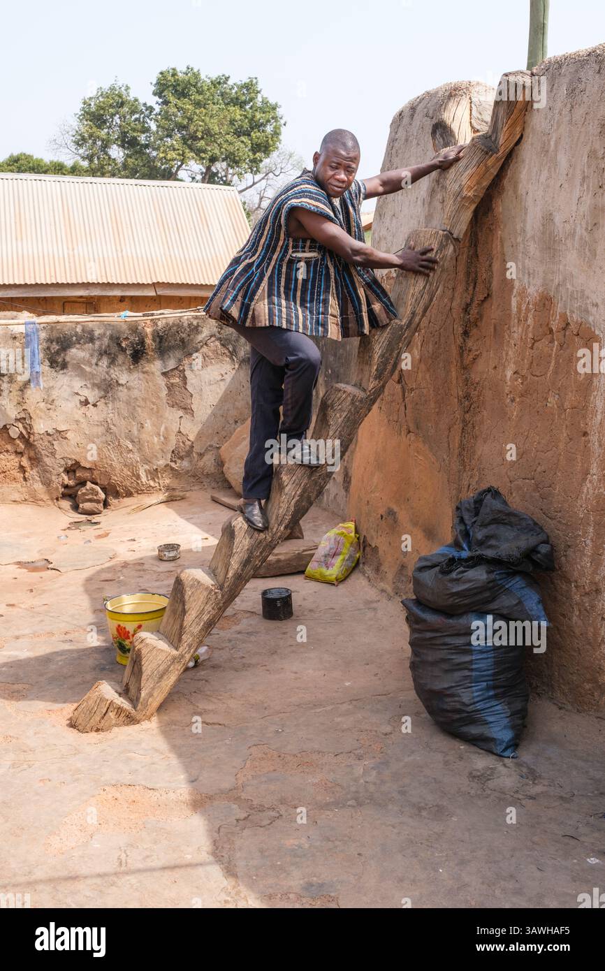 Ghana, Mognori. Scendere da una scala di tronchi dal tetto. Foto Stock