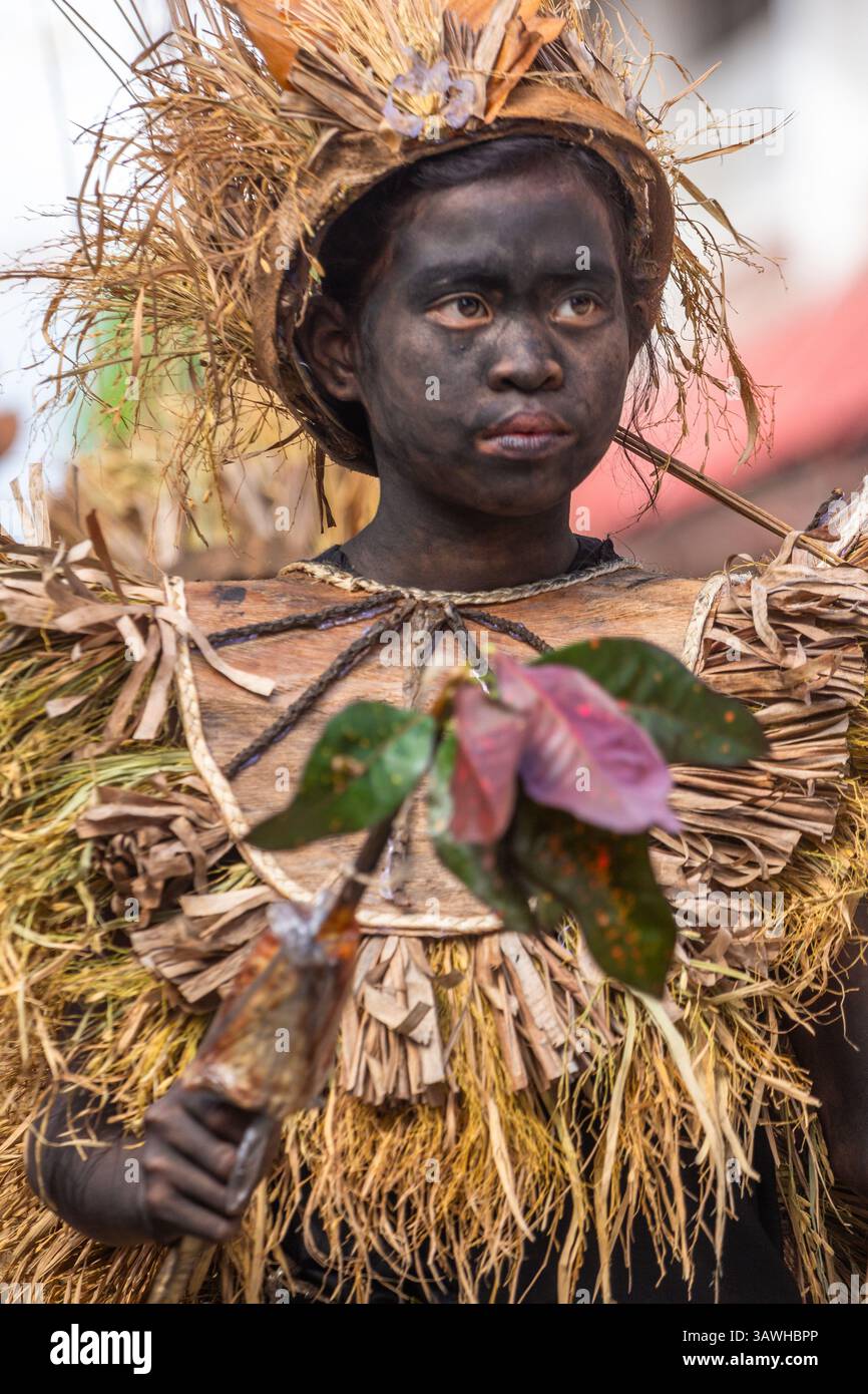 Partecipa a una pittura per il viso nero per onorare la tribù ATI e indossa costumi indigeni durante il Festival Ibajay ATI-Atihan ad Aklan, Filippine Foto Stock
