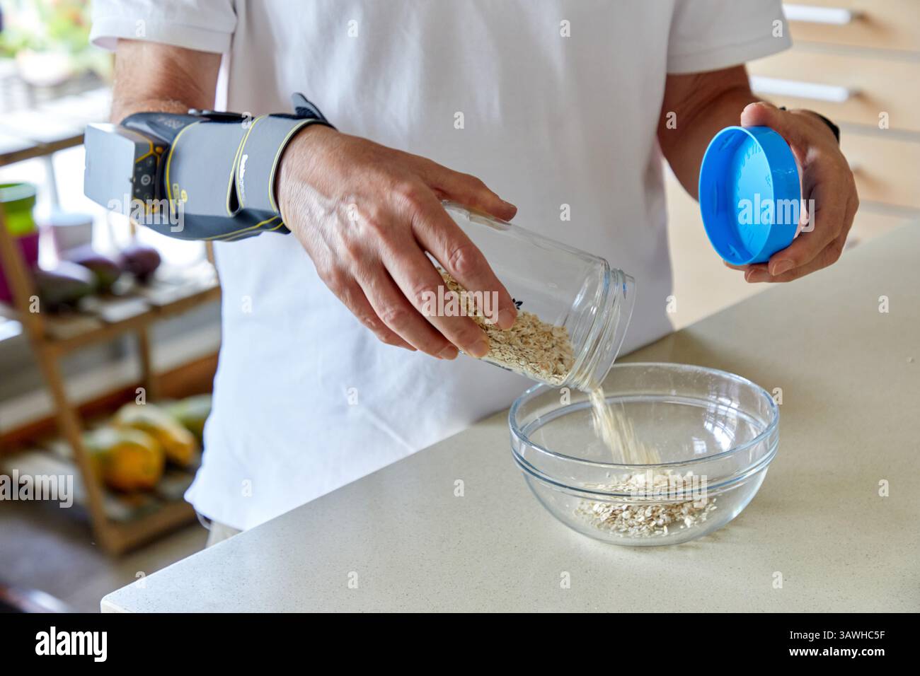 Dispositivo di riabilitazione basato sulla stimolazione elettrica funzionale (FES) che genera flessione ed estensione del polso e delle dita nelle persone con lo spirito Foto Stock