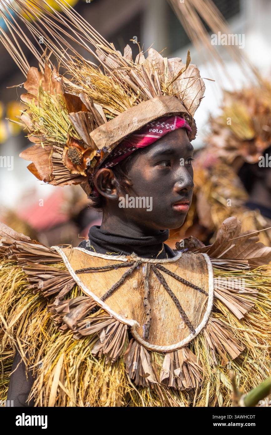Partecipa a una pittura per il viso nero per onorare la tribù ATI e indossa costumi indigeni durante il Festival Ibajay ATI-Atihan ad Aklan, Filippine Foto Stock