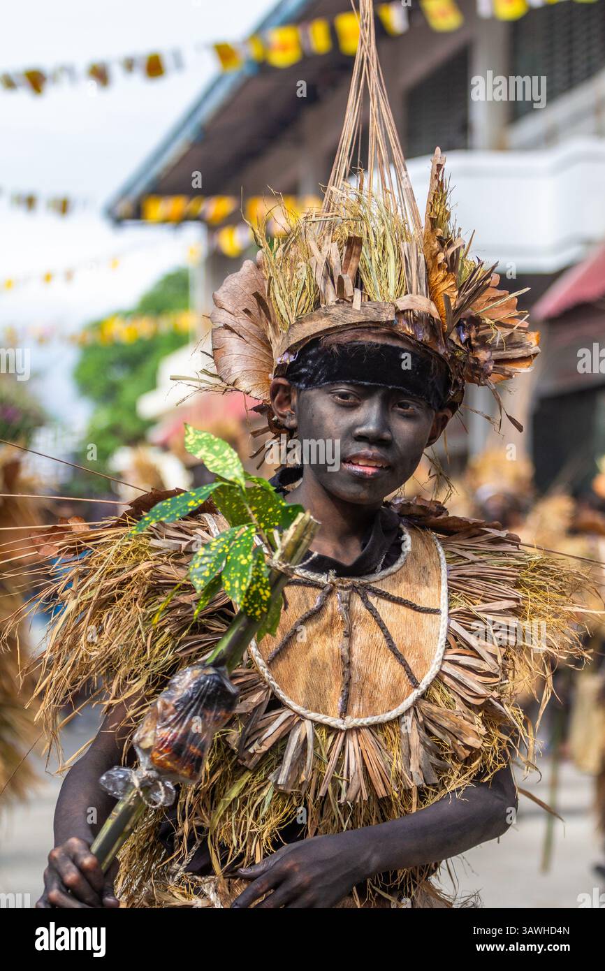 Partecipa a una pittura per il viso nero per onorare la tribù ATI e indossa costumi indigeni durante il Festival Ibajay ATI-Atihan ad Aklan, Filippine Foto Stock