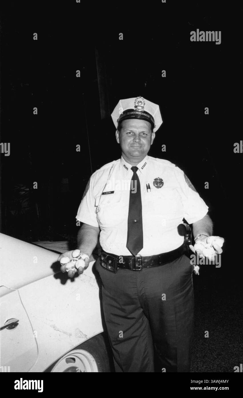 2 settembre 1969 - Punta Gorda, Florida, Stati Uniti - tenente CLARENCE WALTER, del dipartimento di polizia di Punta Gorda con una collezione di palle da golf. (Immagine di credito: © George Lane Jr./Tampa Bay Times via cavo ZUMA) Foto Stock