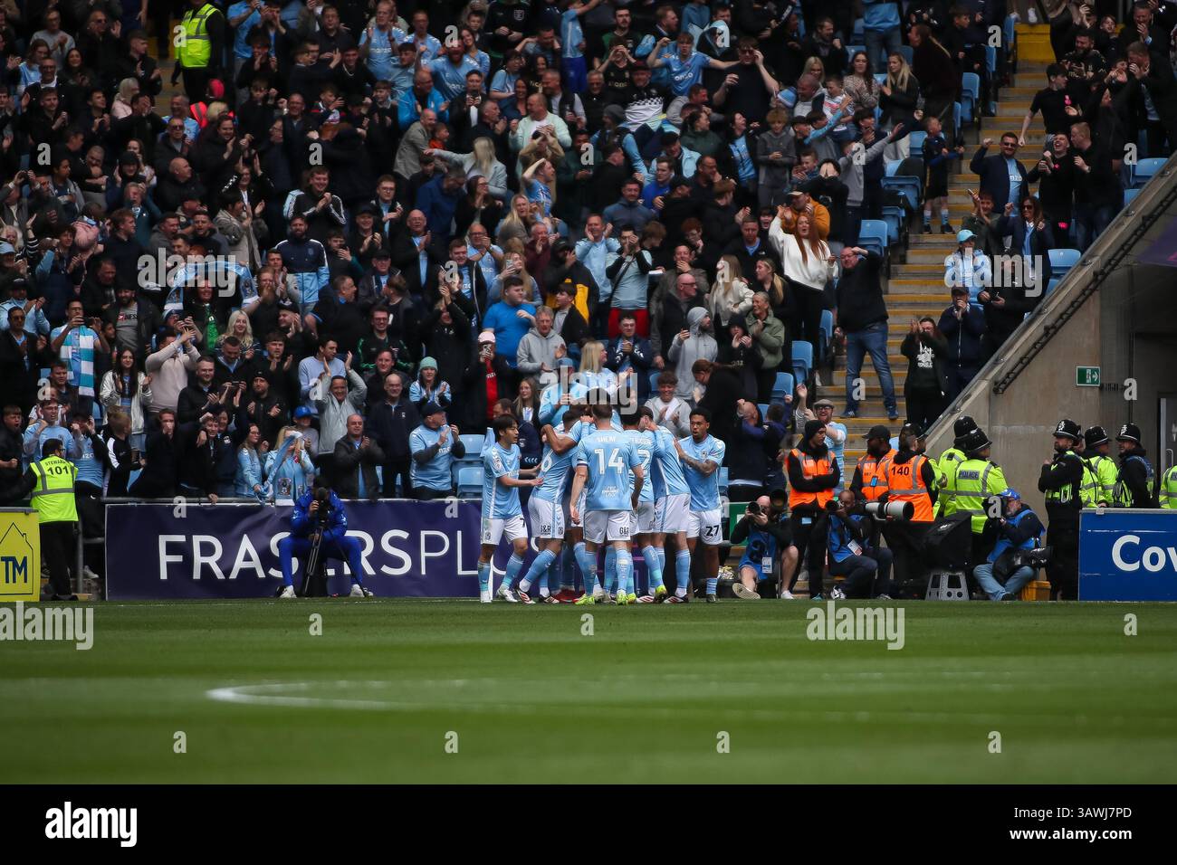 Il Coventry City celebra il primo gol della propria squadra a segnare 1-0 durante la partita del campionato EFL Foto Stock