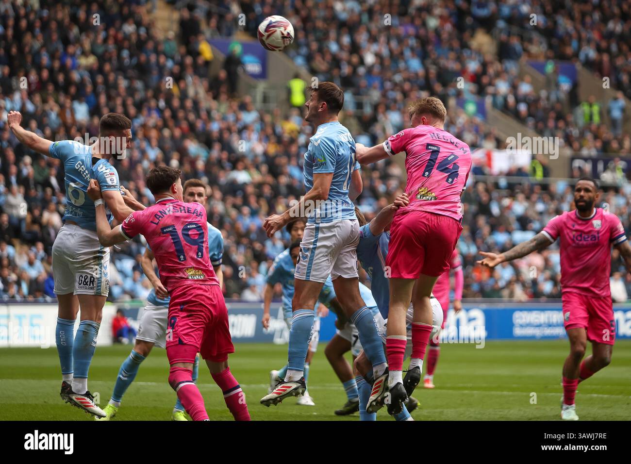 Liam Kitching di Coventry City dirige il pallone durante il match del campionato EFL tra Coventry City e West Bromwich Albion Foto Stock