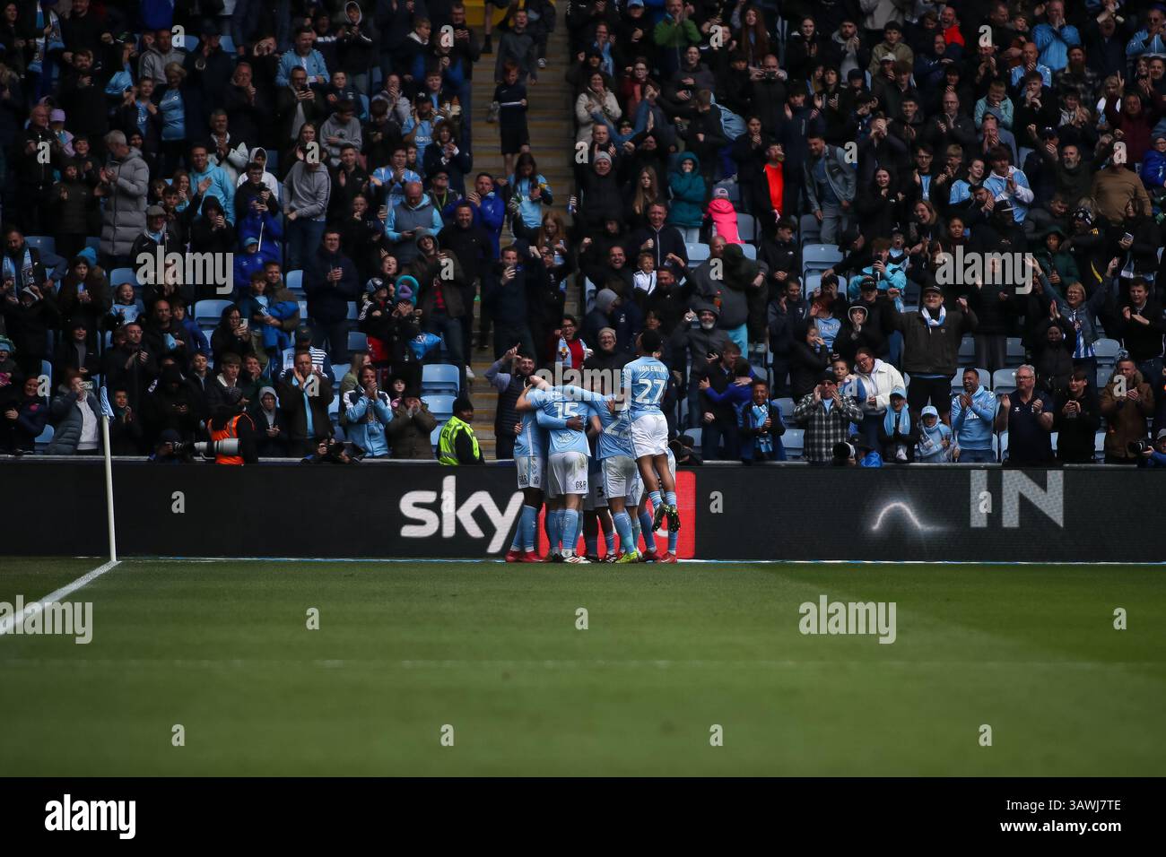Il Coventry City celebra il secondo gol della propria squadra per segnare 2-0 punti durante la partita del campionato EFL Foto Stock